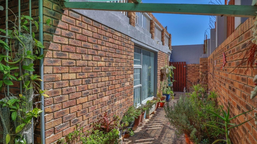 6 Bedroom Property for Sale in De Kelders Western Cape